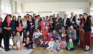 Bild mit Lehrern, Eltern und Schülern